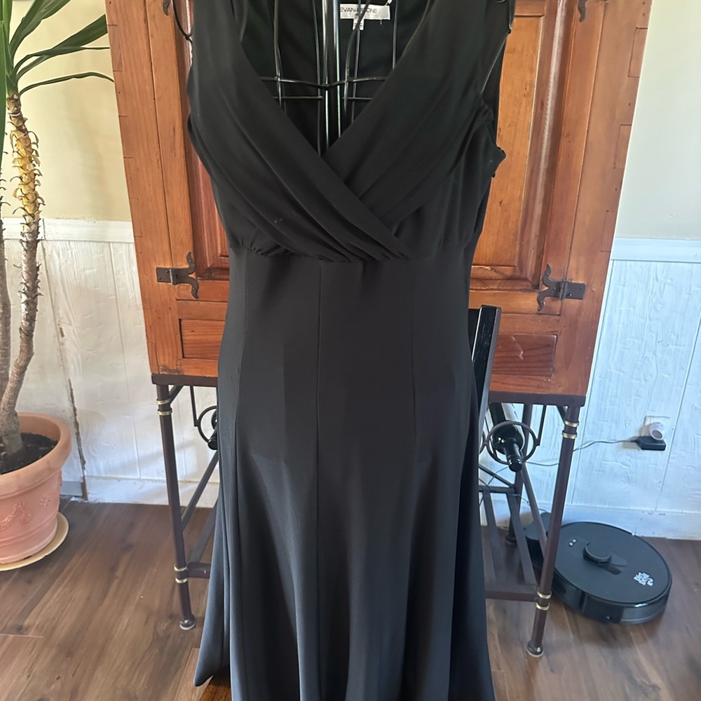 Evan Picone Black Sleeveless V-Neck Sheath Dress